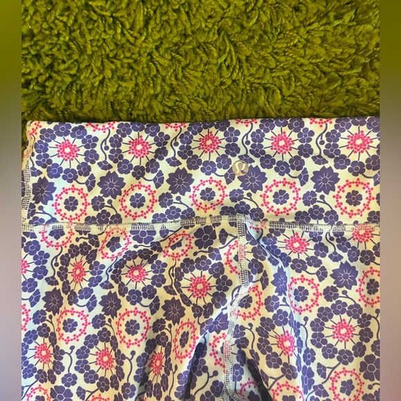 Lululemon Wunder Under Crop leggings in Twiggy Printed Power Purple / Aquamarine - Picture 7 of 13